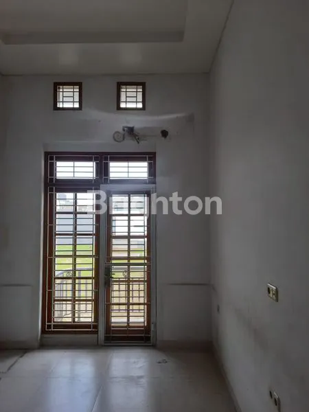 image RUMAH 2 LANTAI SIAP HUNI 4 KMT MODEL KLASIK DAN MINIMALIS KELAPA GADING JKT-UTR (5)