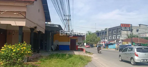 image TANAH DAN 3 UNIT RUMAH SELUAS 1.904M2 DI JL. LINTAS HANGTUAH (1)