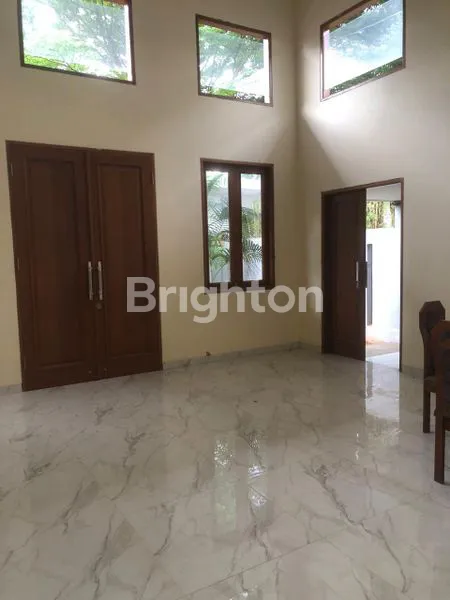 image DISEWAKAN RUMAH  LUAS DAN NYAMAN , SIAP DIJADIKAN KANTOR  (2)