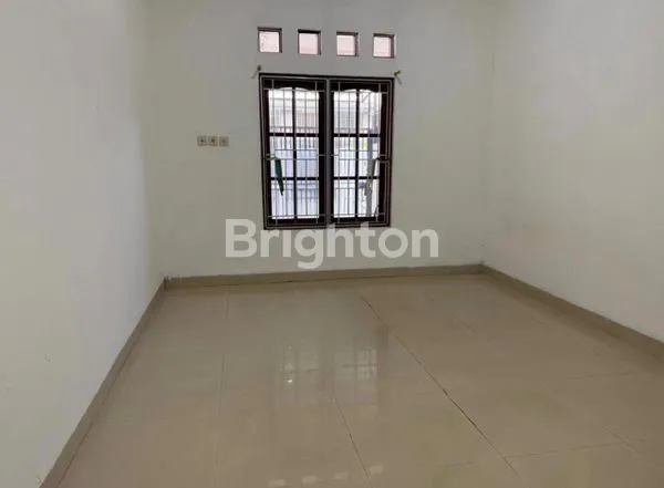 image RUMAH TAMAN KOTA GAYA MINIMALIS JALAN ROW 2 MOBIL (4)