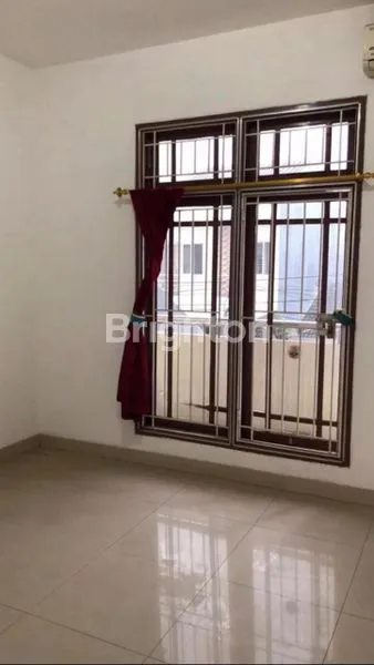 image RUMAH TAMAN KOTA GAYA MINIMALIS JALAN ROW 2 MOBIL (6)