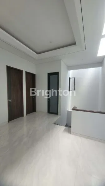 image RUMAH 2 LANTAI MINIMALIS MODERN DEKAT DEMGAN PETRA (4)