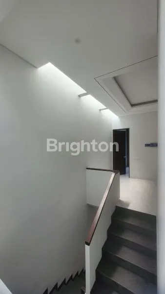 image RUMAH 2 LANTAI MINIMALIS MODERN DEKAT DEMGAN PETRA (5)