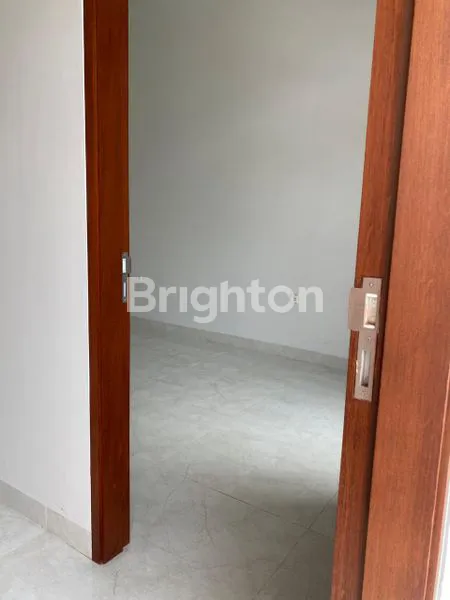 image DISEWAKAN RUMAH KEREN BARU SELESAI DIBANGUN DI KAVLING POLRI GROGOL (4)