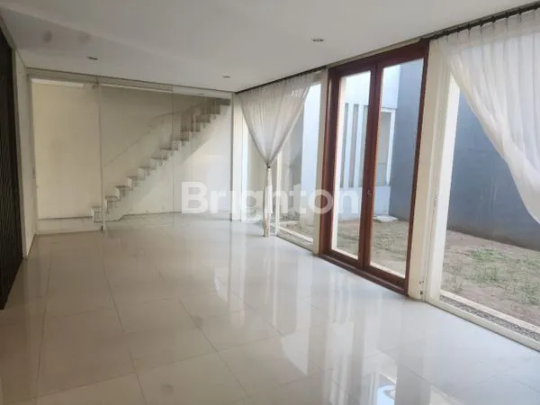 image RUMAH 2 LANTAI SIAP HUNI KOSONGAN GREENLAKE CITRALAND (4)