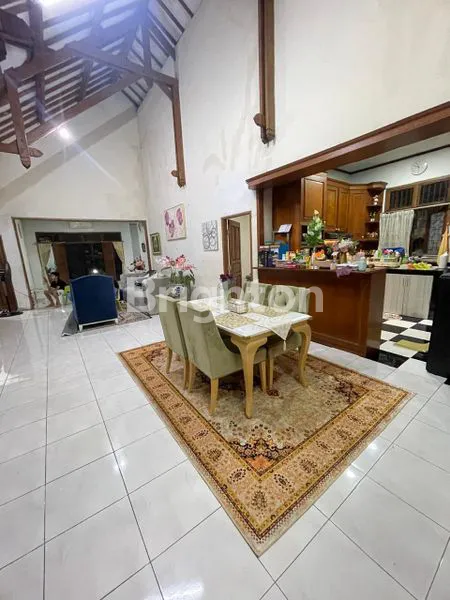 image RUMAH LUAS SIAP HUNI DI CIRENDEU LT 500 M2 6+2 KAMAR DESAIN CLASIC MODERN   GARASI 2 MOBIL, HUNIAN TENANG, SIAP HUNI (4)