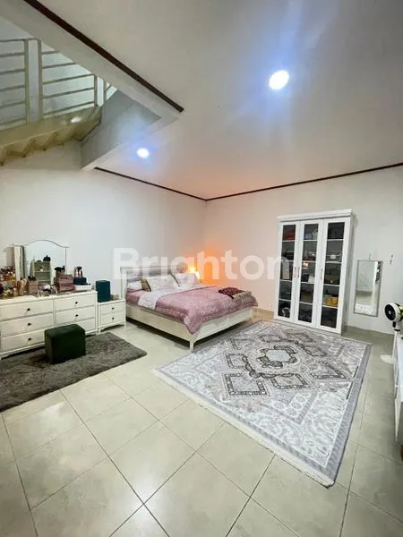 image RUMAH LUAS SIAP HUNI DI CIRENDEU LT 500 M2 6+2 KAMAR DESAIN CLASIC MODERN   GARASI 2 MOBIL, HUNIAN TENANG, SIAP HUNI (5)