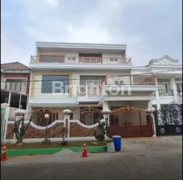 DIJUAL CEPAT RUMAH MEWAH 3 LANTAI DI TAMAN ROYAL 1, KOTA TANGERANG