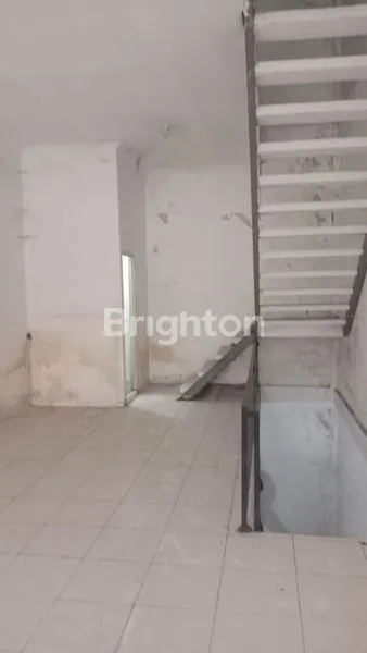 image RUKO DUA PINTU TIGA LANTAI DI AREA BALIKPAPAN (4)