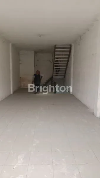 image RUKO DUA PINTU TIGA LANTAI DI AREA BALIKPAPAN (3)