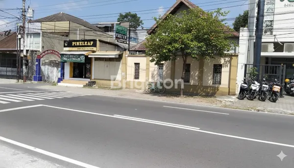 image RUMAH DI PINGGIR JALAN BESAR (1)