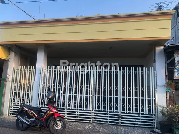 image RUMAH DI JUAL LOKASI STRATEGIS DI PUSAT KOTA DEKAT DENGAN RS ADI HUSADA, PASAR KAPASAN, PASAR TURI, AMPEL, KENJERAN (1)