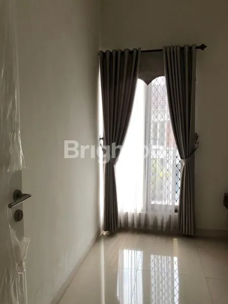 image DIJUAL RUMAH DUA LANTAI SIAP HUNI. (5)