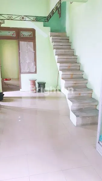 image RUMAH CANTIK SANGAT STRATEGIS  SUDAH PDAM TIDAK BOCOR LOKASI  TIDAK BANJIR  3LANTAI KOKOH SIAP HUNI KOTA  GRESIK JAWA TIMUR  (2)