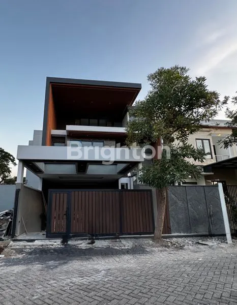 image PREMIUM MODERN MINIMALIS 3 LANTAI DI WOODLAND CITRALAND! HIGH QUALITY MATERIALS DG PRIVATE LIFT + LOKASI TERDEPAN DEKAT FRESH MARKET CITRALAND, DEKAT GWALK, DEKAT PAKUWON MALL! (1)