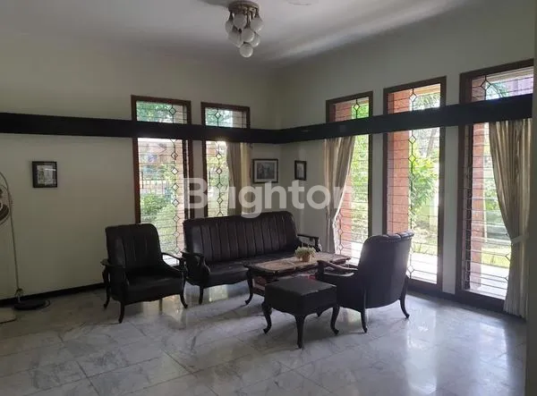 image RUMAH KLASIK MEWAH SIAP HUNI, HOEK / HOOK, DARMO PERMAI TIMUR. (6)