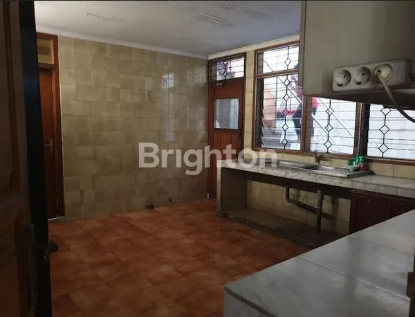 image RUMAH KLASIK MEWAH SIAP HUNI, HOEK / HOOK, DARMO PERMAI TIMUR. (8)