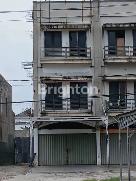 RUKO 3 LANTAI FULL KRAMIK DENGAN PARKIRAN YANG LUAS DI AREA PASAR PAGI SOEKARNO HATTA