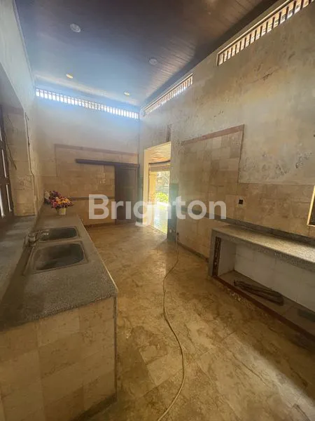 image 5,5 ARE RUMAH ETNIK BALI DENGAN TANAH LUAS DEKAT PANTAI SANUR (4)