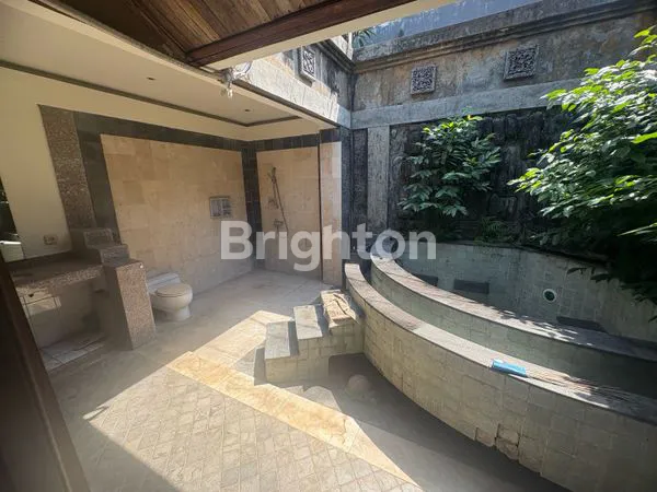 image 5,5 ARE RUMAH ETNIK BALI DENGAN TANAH LUAS DEKAT PANTAI SANUR (7)