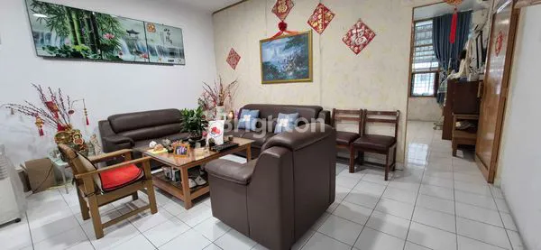 image RUMAH SIAP HUNI 2,5 LANTAI TAMAN RATU JAKARTA  BARAT (4)