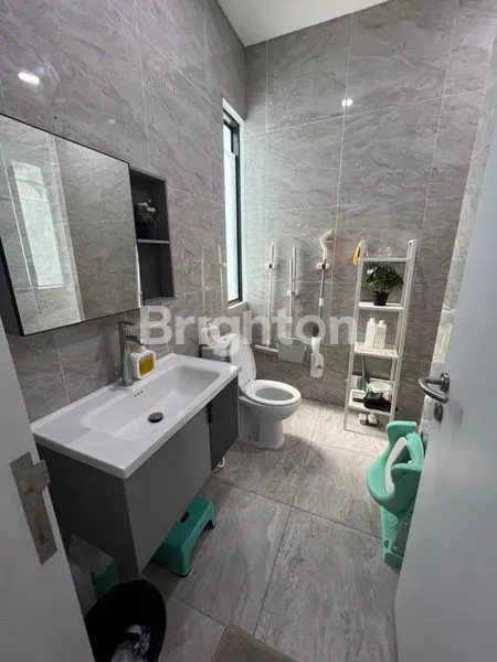 image RUMAH 3 LANTAI DI LAVON 2 CIKUPA TANGERANG BANTEN (8)