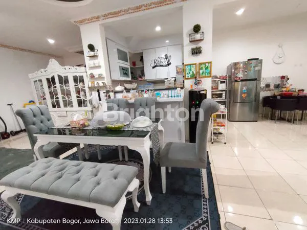 image RUMAH MEWAH DENGAN KOLAM RENANG & CAFE DI PINGGIR JALAN UTAMA WINDSOR BOULEVARD, KOTA WISATA CIBUBUR – SHM, SIAP HUNI, 5 M NEGO (3)