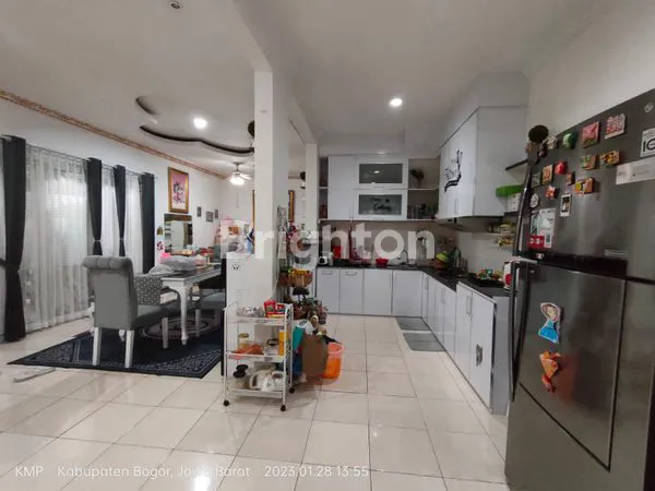 image RUMAH MEWAH DENGAN KOLAM RENANG & CAFE DI PINGGIR JALAN UTAMA WINDSOR BOULEVARD, KOTA WISATA CIBUBUR – SHM, SIAP HUNI, 5 M NEGO (5)