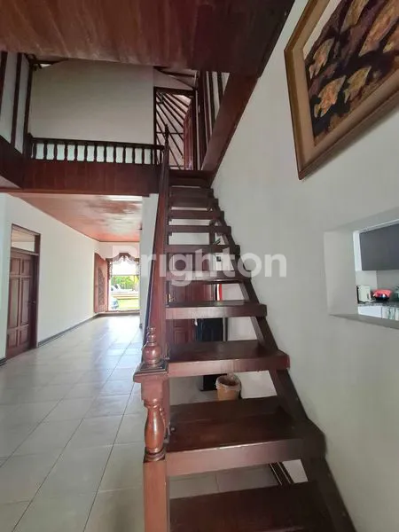 image VILLA 4 BR + 2 KAMAR ASISTENRUMAH TANGGA . HALAMAN LUAS DAN KOLAM RENANG YANG LUAS. DILENGKAPI AC , SPRING BED, BANGUNAN KOKOH  DAN SEMUA MENGGUNAKAN KAYU JATI.  (4)