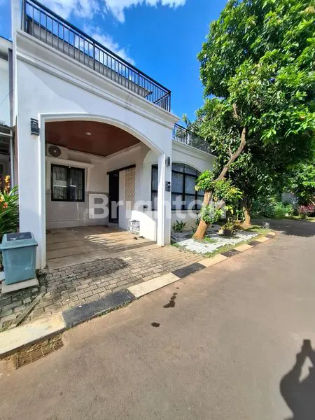 RUMAH 2 LANTAI HOOK DI KOTA WISATA CIBUBUR DENGAN 2 BALKON