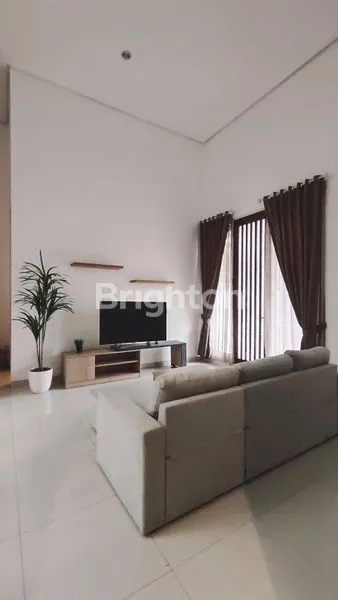 image RUMAH MEWAH DISEWAKAN FULL FURNISHED DI IJEN NIRWANA MALANG (2)