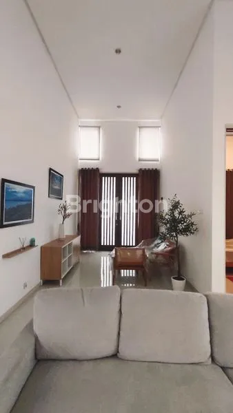 image RUMAH MEWAH DISEWAKAN FULL FURNISHED DI IJEN NIRWANA MALANG (3)