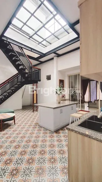 image RUMAH MEWAH DISEWAKAN FULL FURNISHED DI IJEN NIRWANA MALANG (6)