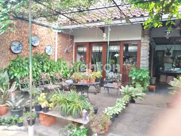 image RUMAH LUAS DILENGKAPI KOLAM RENANG LOKASI STRATEGIS DEKAT GERBANG TOL DI KEBON JERUK (3)