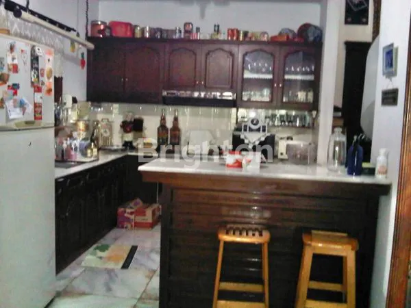 image RUMAH LUAS DILENGKAPI KOLAM RENANG LOKASI STRATEGIS DEKAT GERBANG TOL DI KEBON JERUK (6)