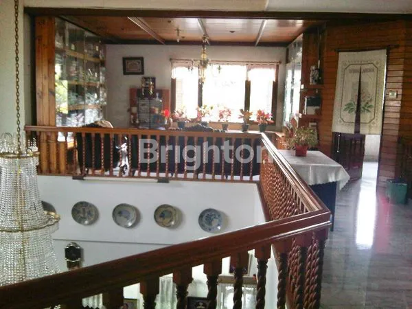 image RUMAH LUAS DILENGKAPI KOLAM RENANG LOKASI STRATEGIS DEKAT GERBANG TOL DI KEBON JERUK (8)