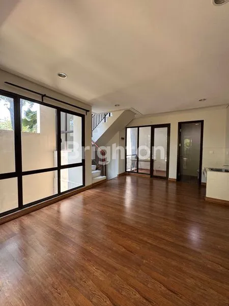 image WHELFORD GREENWICH BSD CITY HANYA 1,65M (2)