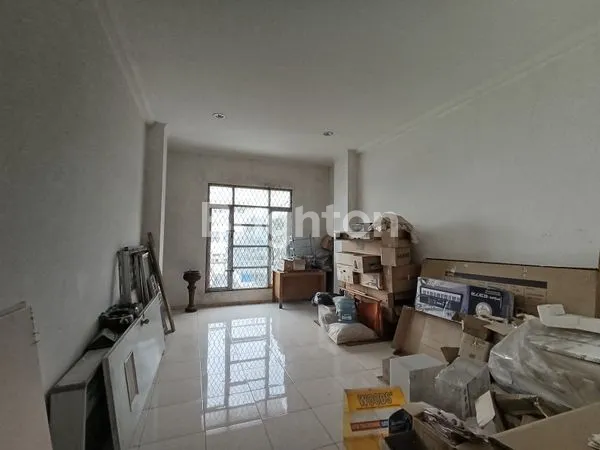 image RUKO STRATEGIS 3 LANTAI + ROOFTOP CANTIK DI GROGOL JAKARTA BARAT  (4)