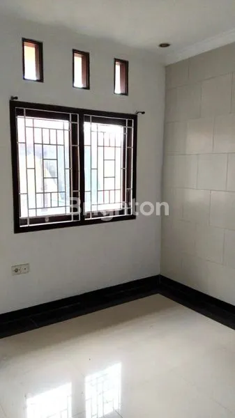 image RUMAH HOOK 2 LANTAI 5 KAMAR TIDUR SIAP HUNI DI RENON (2)