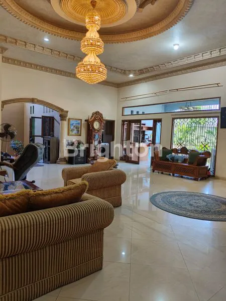 image RUMAH MEWAH LT 699M² DI BAMBU KUNING (3)