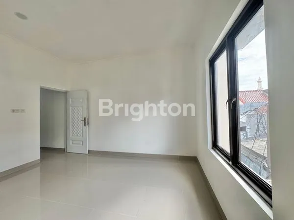 image RUMAH BARU 3 LANTAI ROW 1 MOBIL DEKAT UJUNG JALAN KE ROW 2 MOBIL DI DURI KEPA DEKAT TANJUNG DUREN JAKARTA BARAT (6)