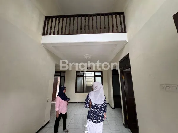 image DIJUAL RUMAH SIAP HUNI TENGAH KOTA BERNUANSA MINIMALIS LOKASI DALAM PERUMAHAN REGENCY AMAN NYAMAN HARGA NEGO (2)