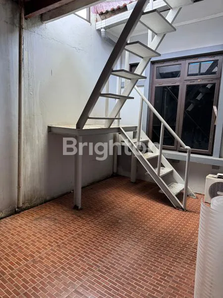 image DIJUAL RUMAH SIAP HUNI TENGAH KOTA BERNUANSA MINIMALIS LOKASI DALAM PERUMAHAN REGENCY AMAN NYAMAN HARGA NEGO (7)