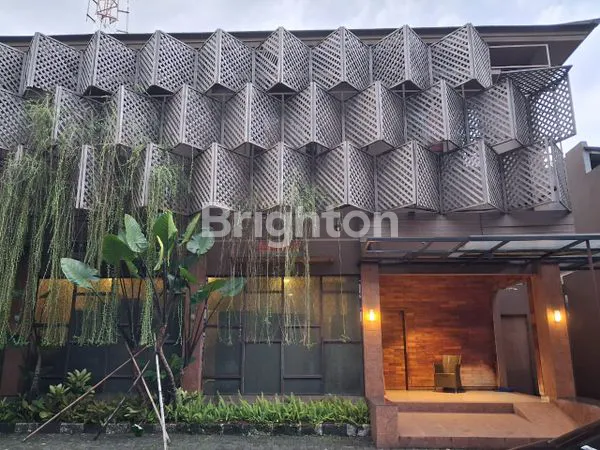 GEDUNG KOMERSIAL SHM DI JALAN UTAMA PRAPANCA