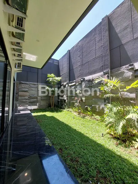 image RUMAH MEWAH BARU GRESS MODERN 2.5 LANTAI PAKUWON INDAH SURABAYA BARAT DEKAT GRAHA FAMILI, DARMO, HR MUHAMMAD, CITRALAND (5)