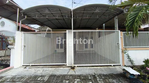 image DISEWAKAN RUMAH SIAP HUNI DI LOKASI STRATEGIS – LT 6X17M, 3 KAMAR TIDUR, HARGA TERJANGKAU! (1)