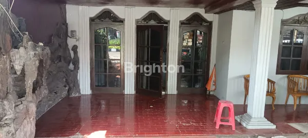 image RUMAH LUAS PINGGIR JALAN DI SUKARASA, KOTA TANGERANG HUNIAN STRATEGIS 4 KAMAR TIDUR (2)