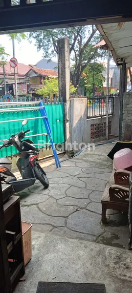 image RUMAH LUAS PINGGIR JALAN DI SUKARASA, KOTA TANGERANG HUNIAN STRATEGIS 4 KAMAR TIDUR (6)