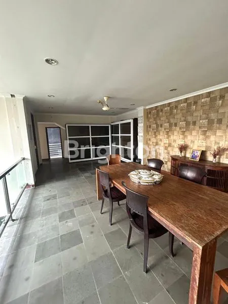 image VILLA 4 LANTAI DENGAN ROOFTOP 6 BEDROOM DI SEMINYAK (3)