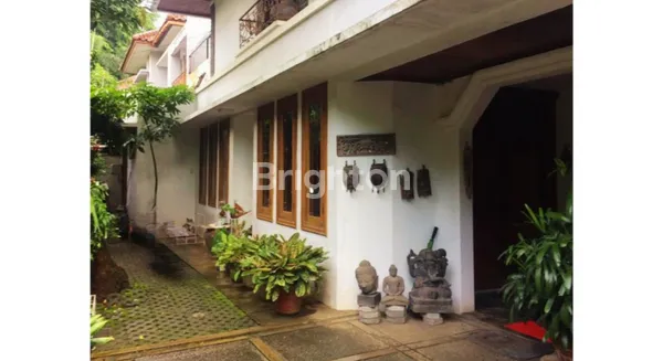 RUMAH LOKASI PREMIUM COCOK UNTUK KANTOR ADA PRIVAT POOL PATRA KUNINGAN